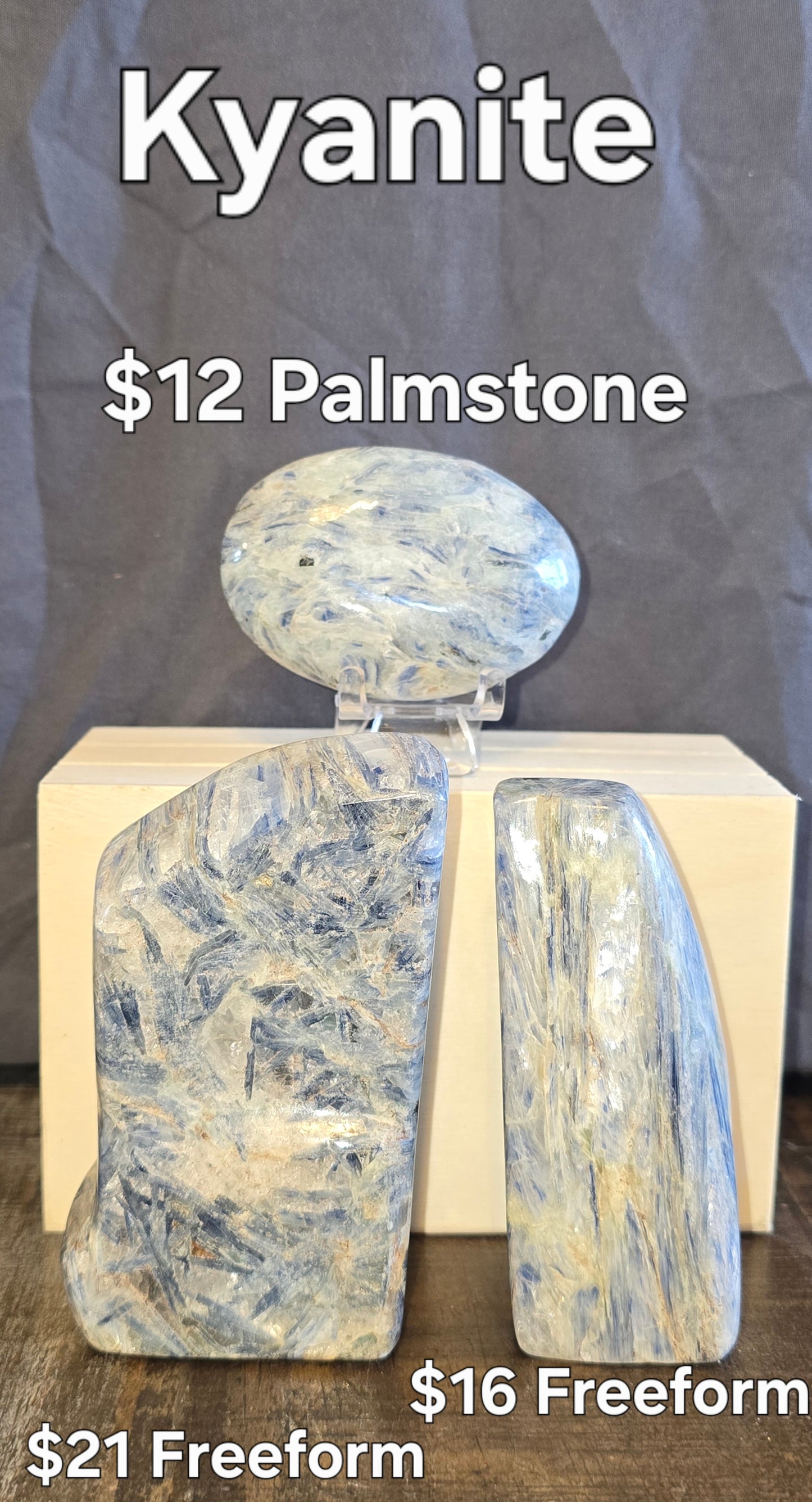 S0271 Kyanite Palmstone