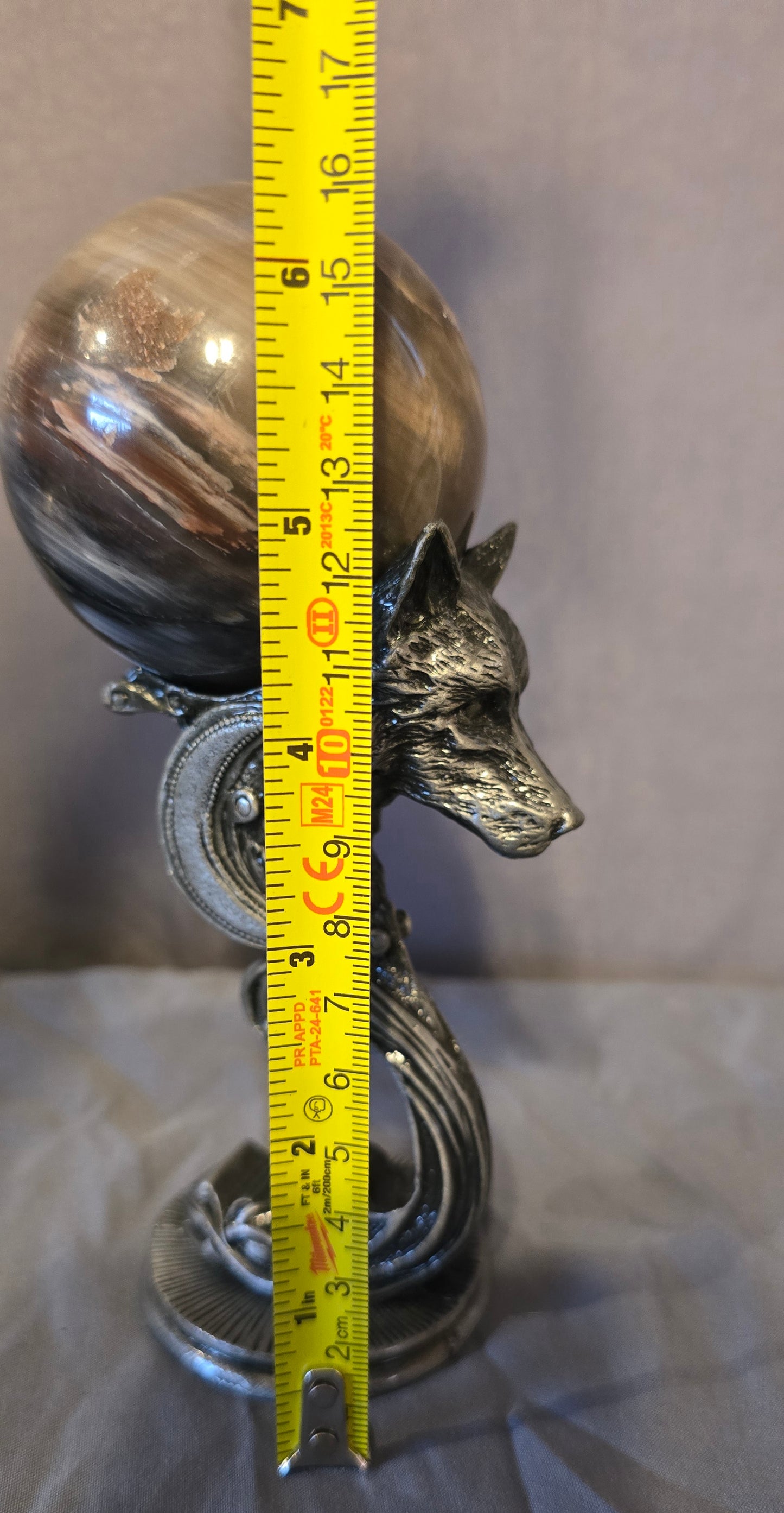 S0354 Metal Wolf Stand